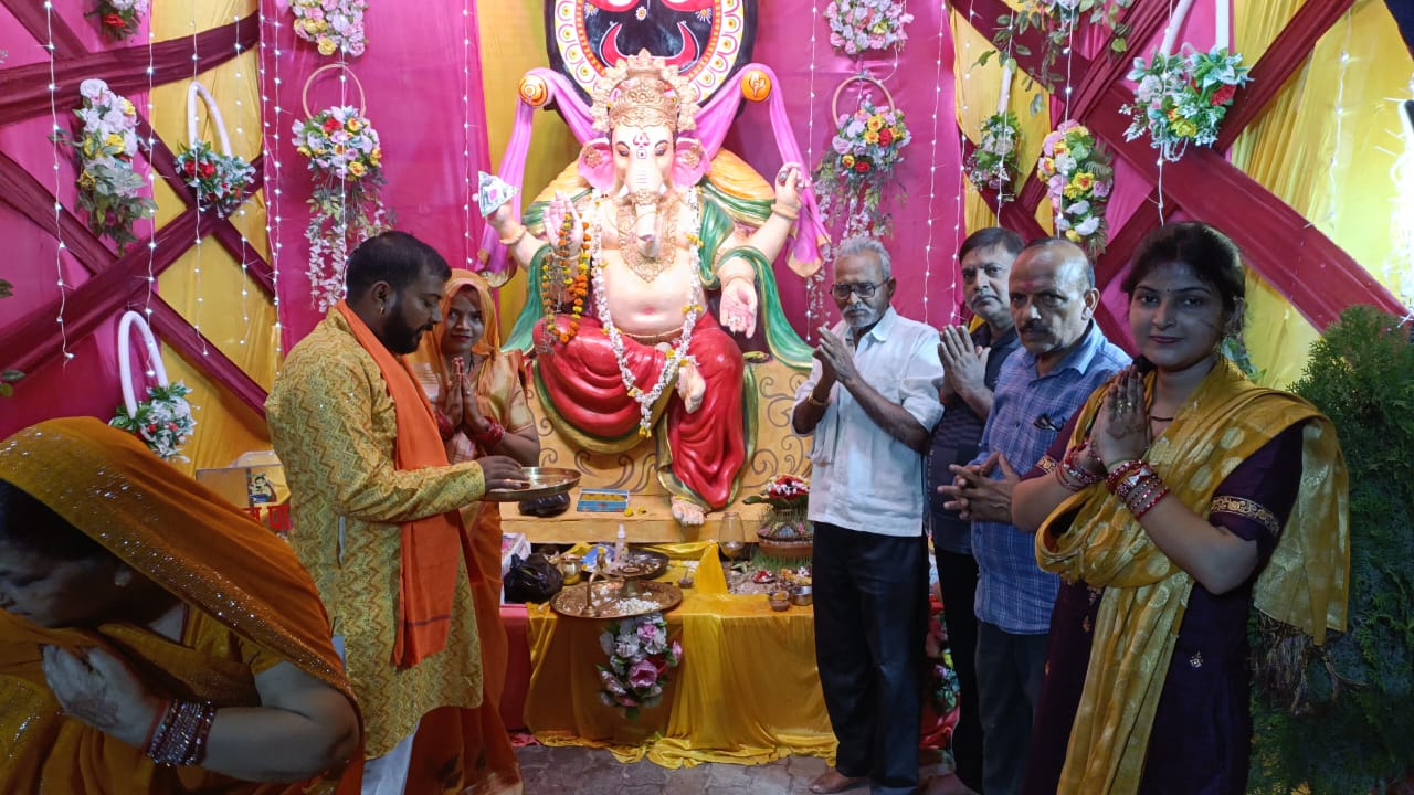 भगवान श्री गणेश बप्पा की भव्य प्रतिमा श्रद्धालुओं के आकर्षण का केंद्र बनी गणपति प्रतिमा के ठीक पीछे भगवान जगन्नाथ की मनोहारी छवि के साथ सजे भव्य पूजा पंडाल