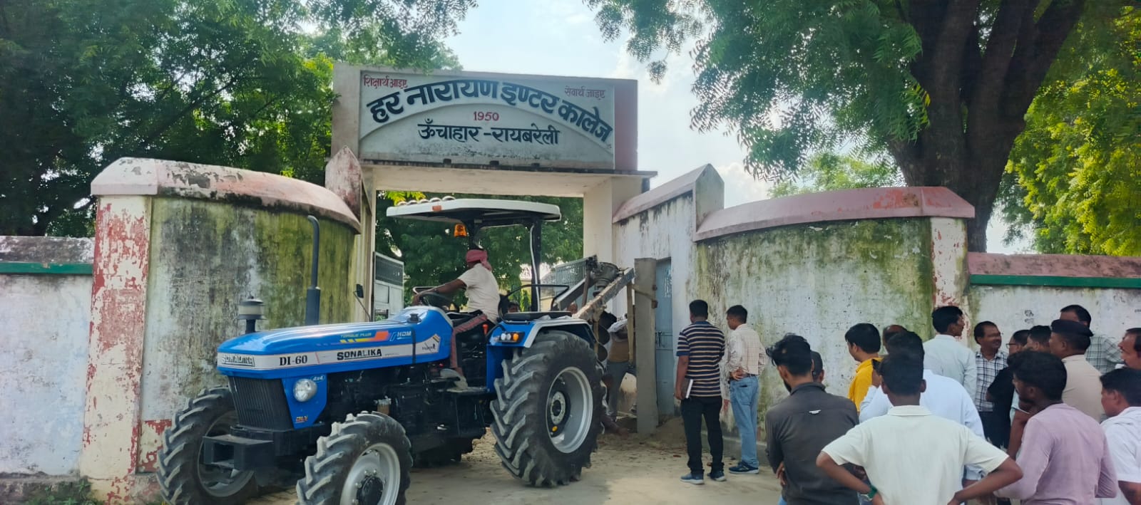रेलवे की मनमानी तीन घंटे तक बंधक बने रहे  छात्र