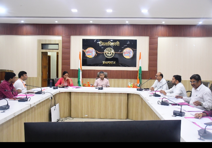 जिलाधिकारी की अध्यक्षता में विकास विद्यालय (आश्रम पद्धति) ईश्वर शरण आश्रम, सलोरी के सुचारू संचालन के सम्बंध में गठित समिति की बैठक सम्पन्न*  *जिलाधिकारी ने विद्यालय के सुचारू संचालन के सम्बंध में सम्बंधित विभागों को दिए आवश्यक दिशा-निर्देश*