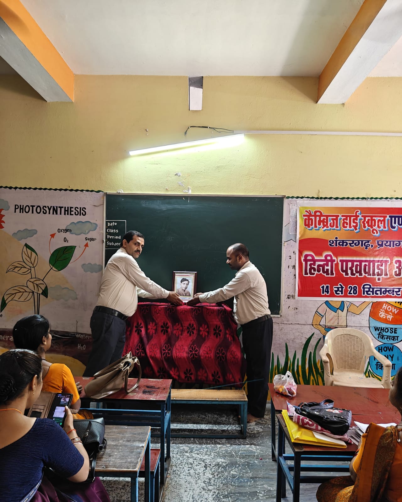 कैंब्रिज हाई स्कूल एन्ड कॉलेज मे राष्ट्र कवि दिनकर जी की मनाई गयी जयंती रिपोर्ट मनीष सुसारी सिटी एडिटर एस आई न्यूज़ प्रयागराज