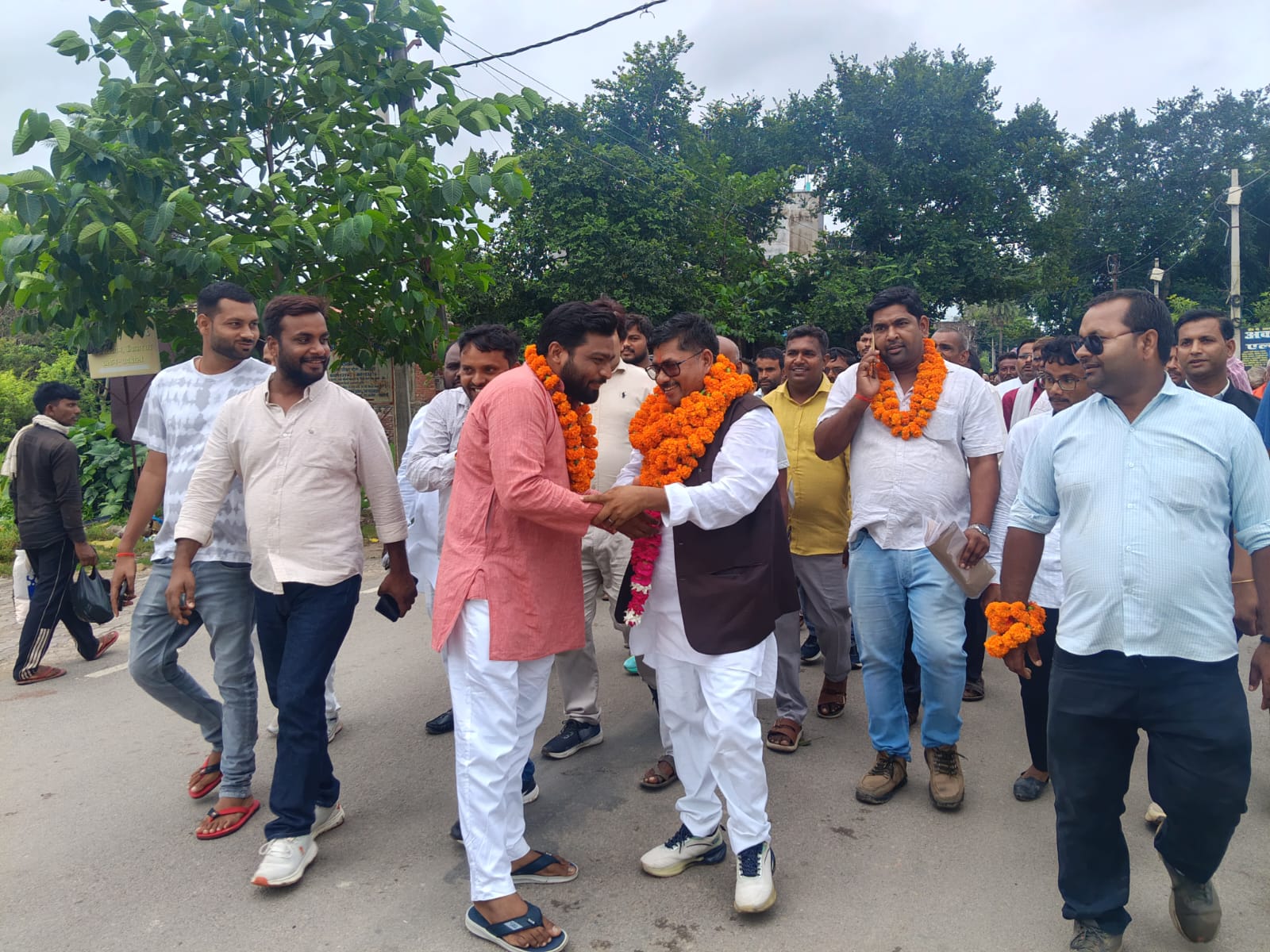 पूर्व प्रधान बाबूलाल ने नगर पंचायत सलोन के अध्यक्ष पद के लिए नामांकन भारी संख्या में पहुंचे तहसीलकरने के लिये