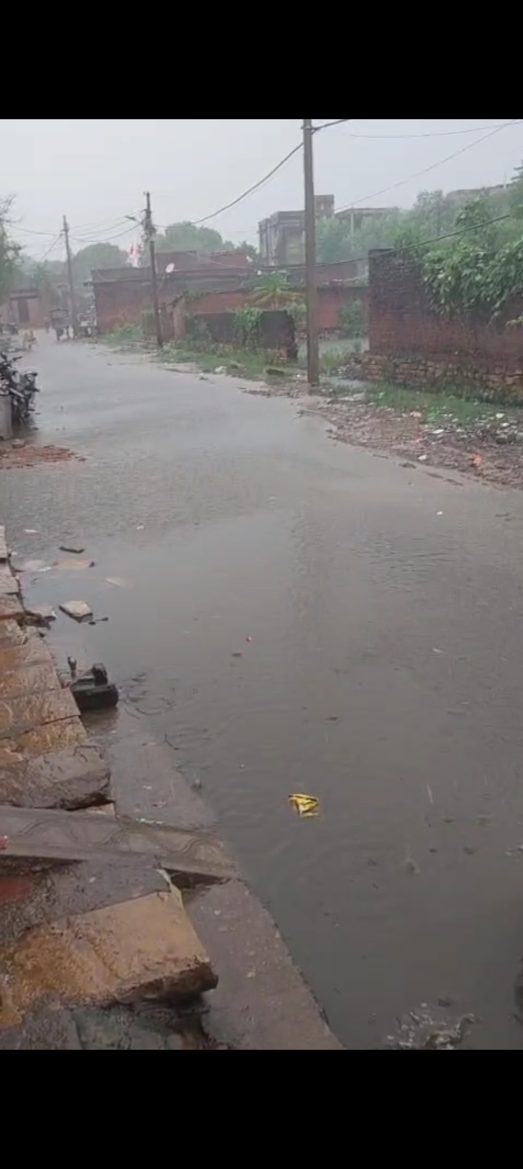 डूडा कालोनी व कनक नगर मेन रोड पर जल निकासी व्यवस्था को लेकर स्थानीय लोगो नें उठाये सवाल रिपोर्ट मनीष सुसारी प्रयागराज