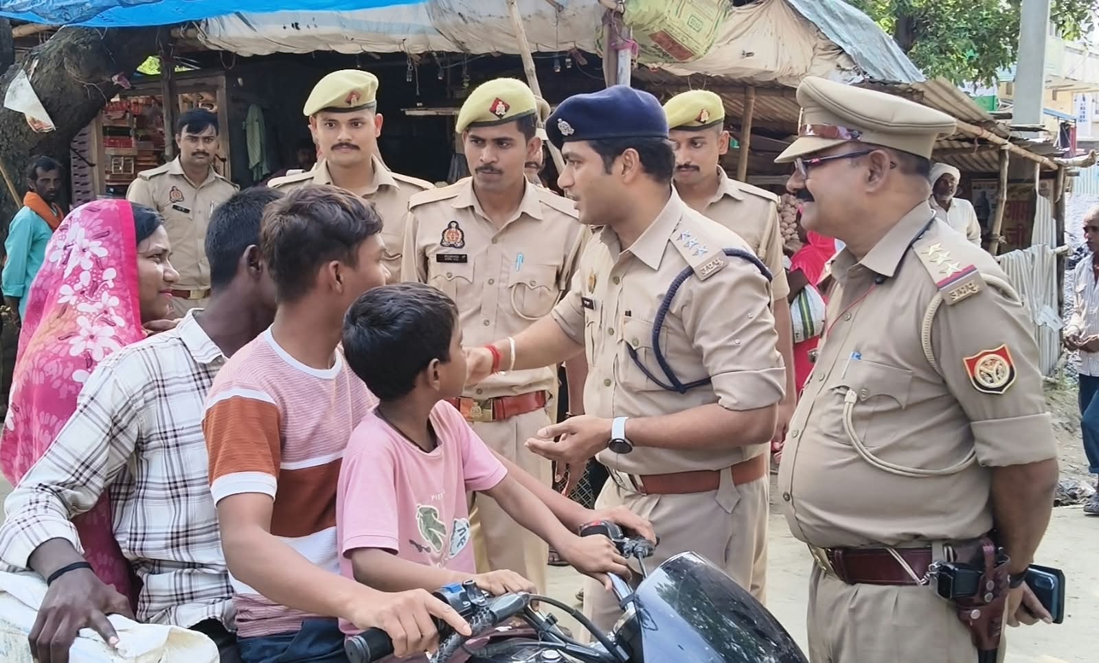 तीन सवारी और बिना नंबर के वाहनों पर कसा शिकंजा, 87 वाहनों का चालान