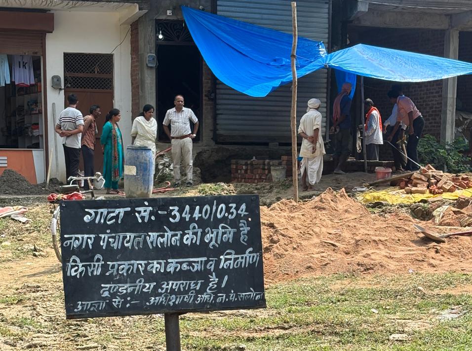 नगर पंचायत की सरकारी जमीन पर हो रहे अवैध निर्माण को अधिशासी अधिकारी प्रियंका तिवारी ने निर्माण कार्य को रुकवाया