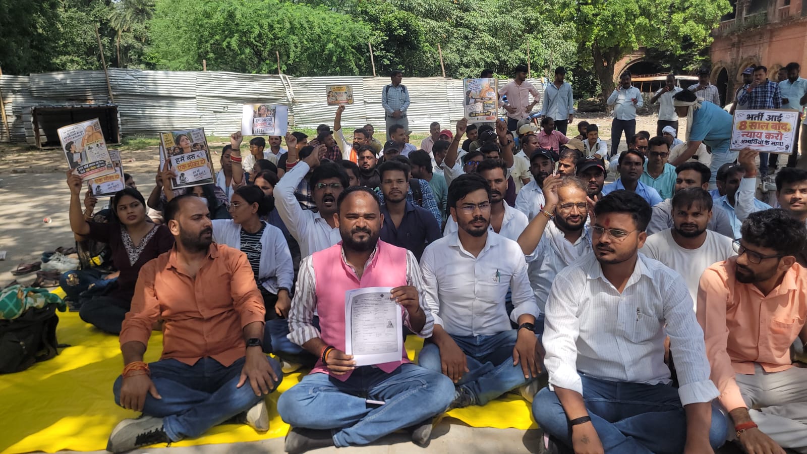 प्रयागराज में अभ्यर्थियों का धरना तेज, सचिव ने पहुंचकर की मुलाकात; मांगों पर समाधान न होने से आंदोलन जारी