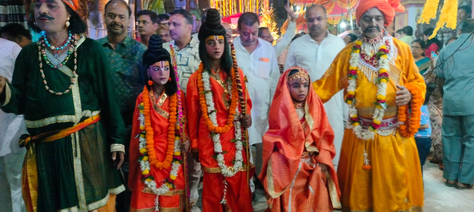 श्री श्री रामलीला कमेटी बर्डघाट के तत्वाधान में आज दिनांक 11-10-2026 दिन रविवार को वन गमन की शोभायात्रा का झांकी प्रस्तुत किया गया