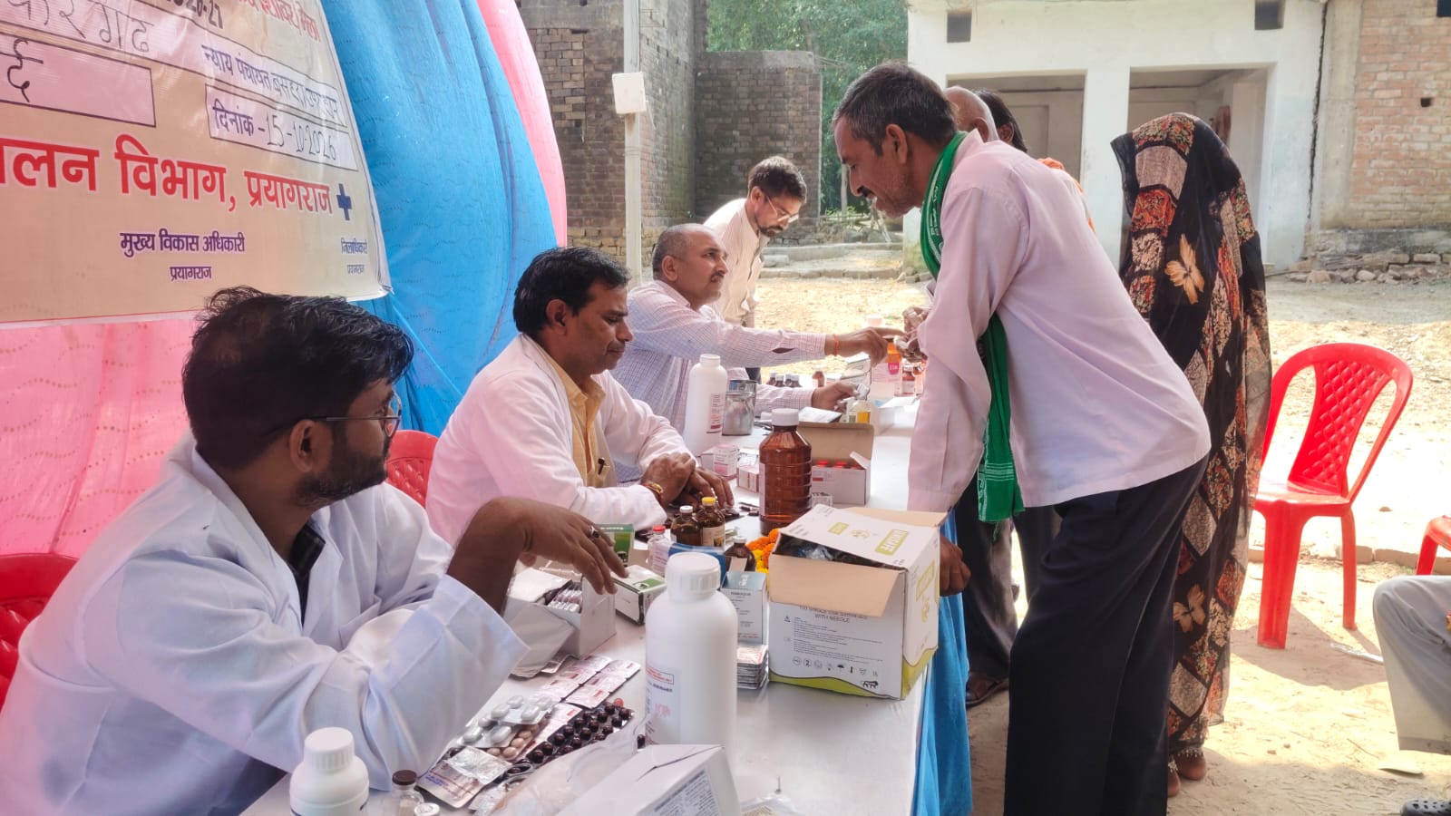 करिया कला ( शंकरगढ़) मे लगा पशु विभाग का कैम्प
