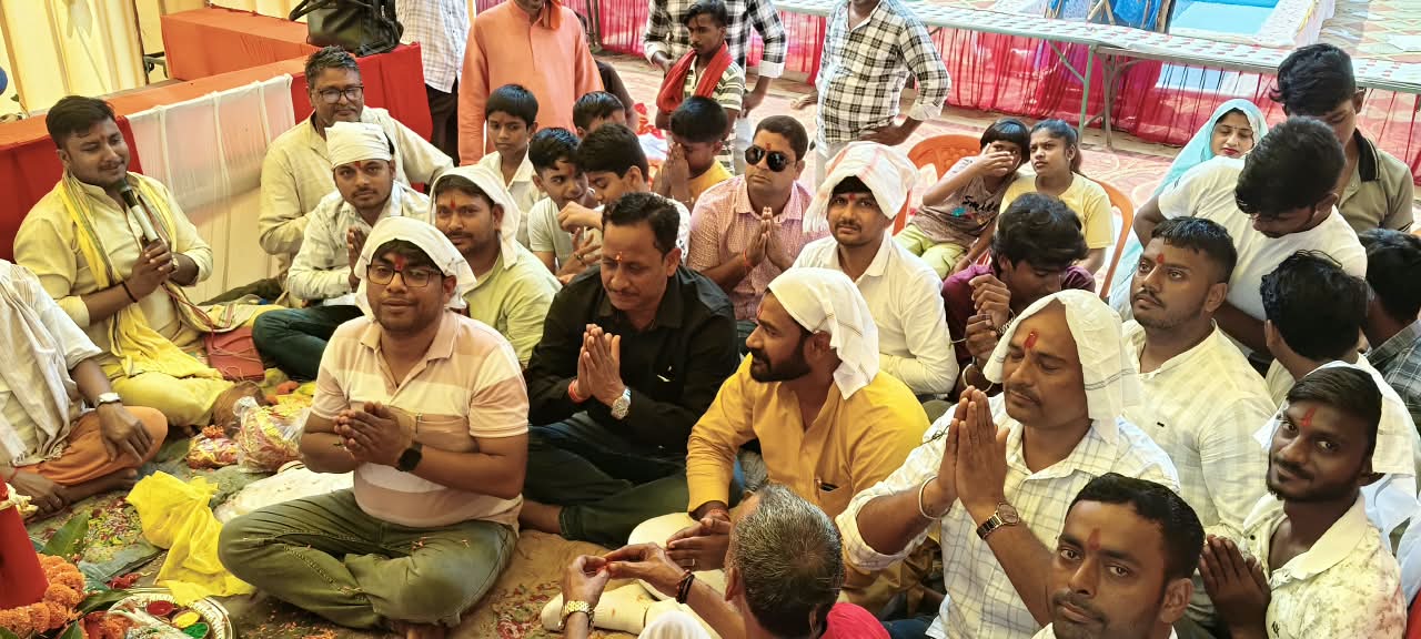 जखनियां बाजार में विधि-विधान से खुले मां दुर्गा के पट, दर्शन को उमड़े श्रद्धालु  शिव मंदिर, मेन सड़क जखनियां पंडाल ,और रेलवे परिसर में पूजा-अर्चना के बाद शुरू हुआ मां के दर्शन का सिलसिला