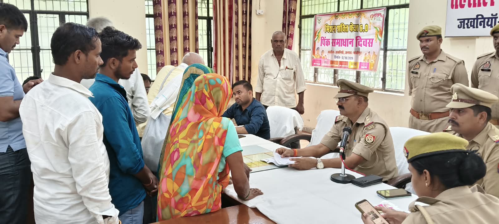 पिंक समाधान दिवस पर महिलाओं की समस्याएं सुनकर निस्तारण का दिया भरोसा  मिशन शक्ति फेज-6.0 के तहत जखनियां तहसील में आयोजित हुआ पिंक समाधान दिवस, पुलिस और राजस्व विभाग के अधिकारी रहे मौजूद