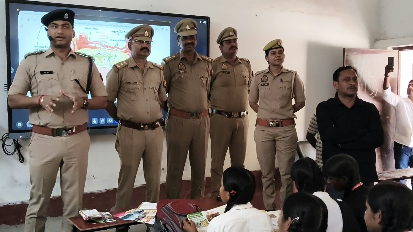 मिशन शक्ति 6.0 के तहत छात्राओं को किया गया जागरूक, महिला सुरक्षा और अधिकारों की दी गई जानकारी  क्षेत्राधिकारी रामकृष्ण तिवारी और कोतवाली प्रभारी धर्मेंद्र पांडे ने छात्राओं को आत्मनिर्भर बनने के लिए किया प्रेरित