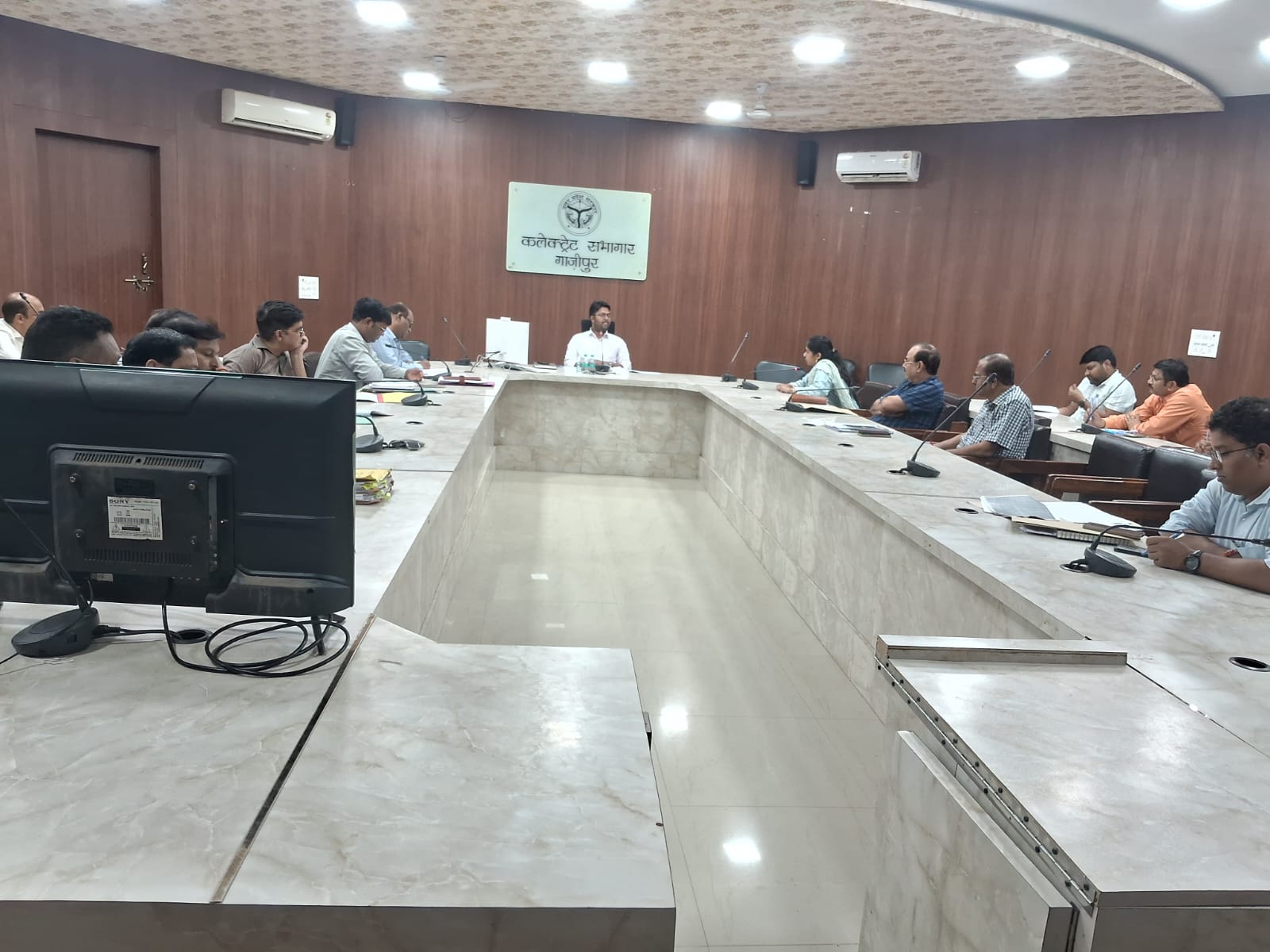 जिले की अर्थव्यवस्था को गति देने के लिए योजनाओं का प्रभावी क्रियान्वयन जरूरी : सीडीओ  **वन ट्रिलियन डॉलर इकोनॉमी को लेकर राइफल क्लब सभागार में हुई बैठक, सब्जी उत्पादक किसानों के क्लस्टर बनाने के निर्देश