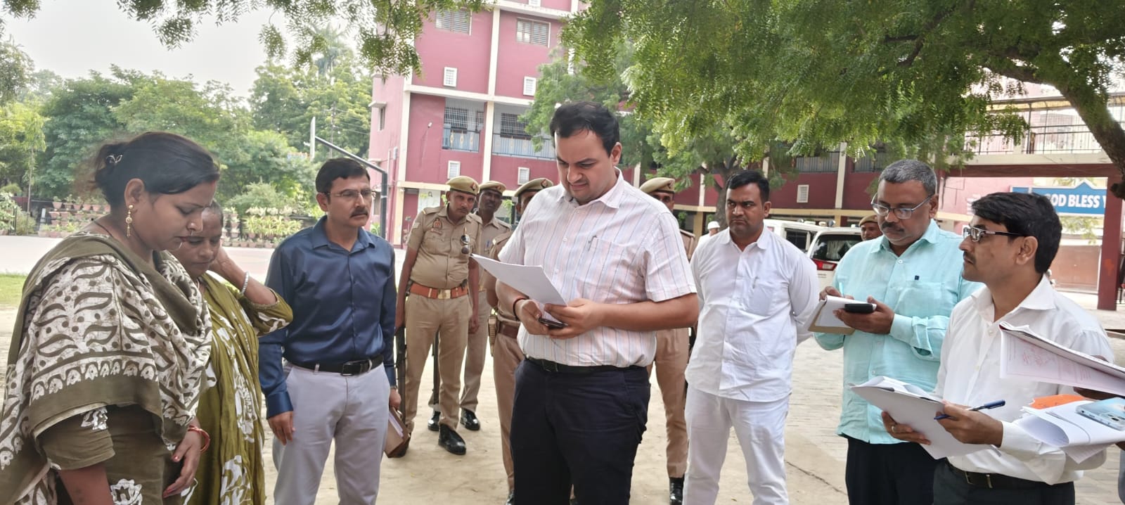 डीएम ने मतदाता पंजीकरण कैंपों का किया औचक निरीक्षण  लूर्दस कॉन्वेंट और राजकीय सिटी इंटर कॉलेज के 13 बूथों का लिया जायजा, युवा व महिला मतदाताओं के पंजीकरण पर दिया जोर