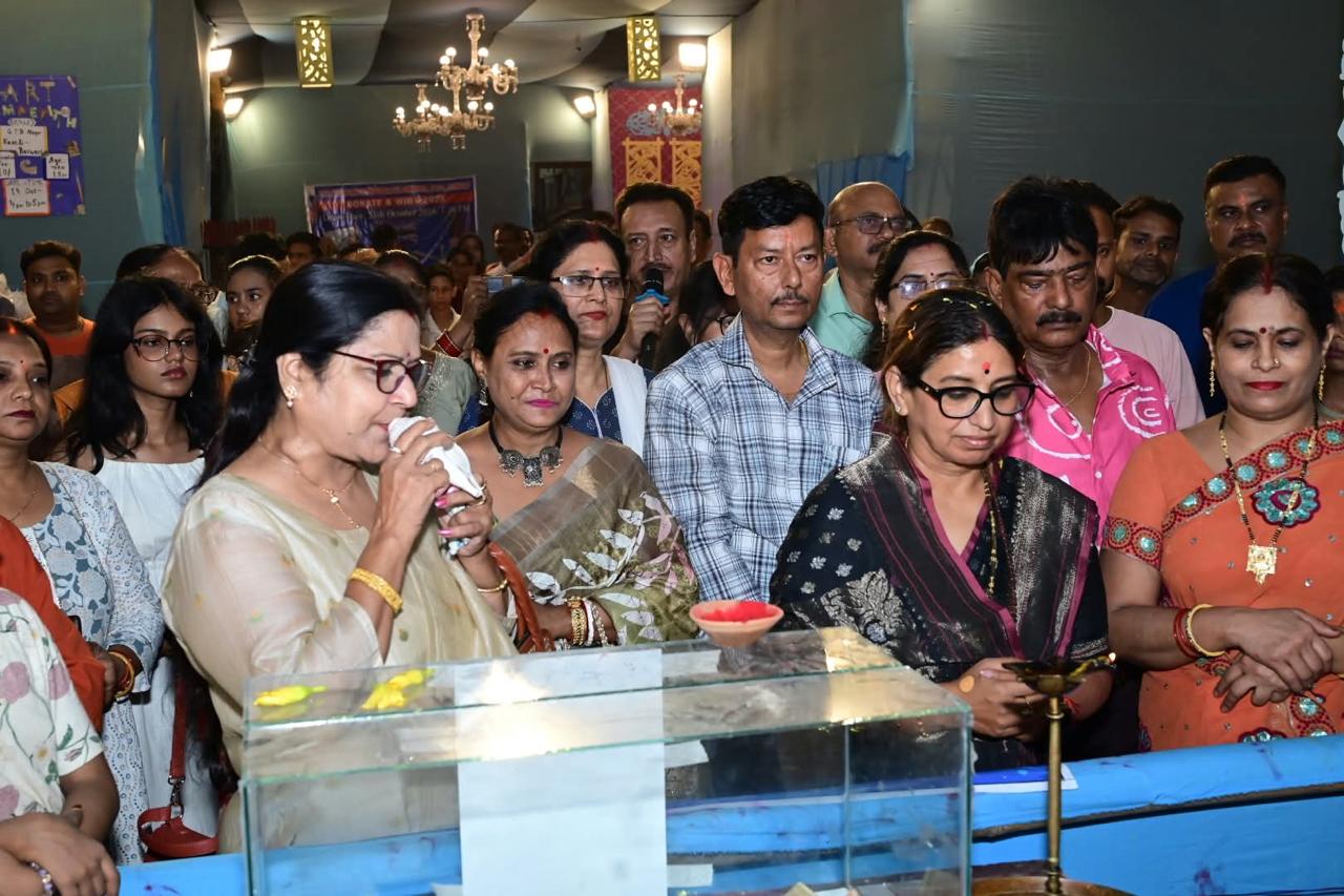 पूर्व महापौर अभिलाषा गुप्ता नंदी नें करेली दुर्गा पूजा पंडाल मे की पूजा अर्चना माँ भगवती का लिया आशीर्वाद कमेटी आयोजक नें किया भव्य स्वागत रिपोर्ट मनीष सुसारी प्रयागराज