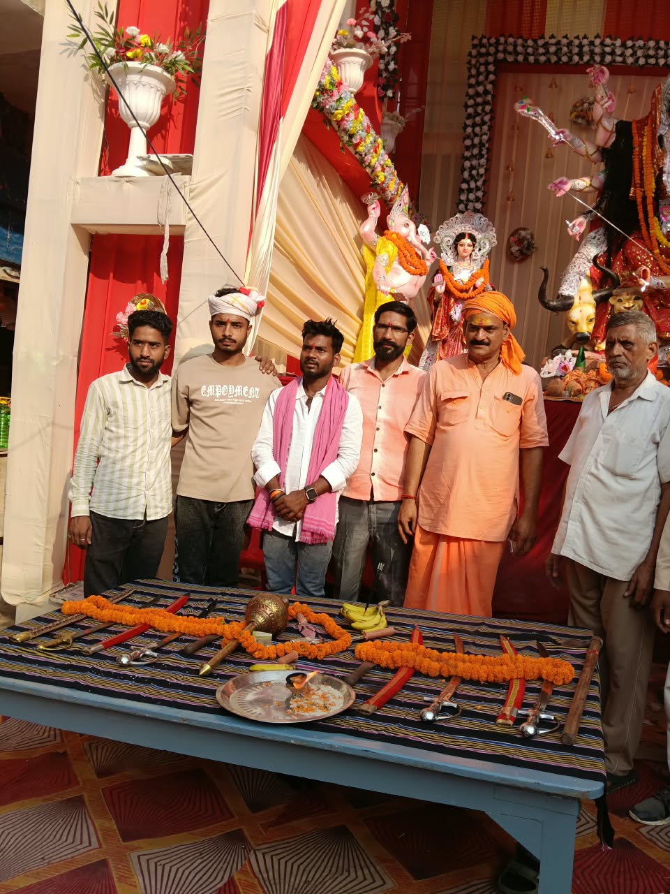 अष्टमी पूजन के साथ विश्व हिंदू परिषद प्रखंड जखनियाँ ने किया शस्त्र पूजन