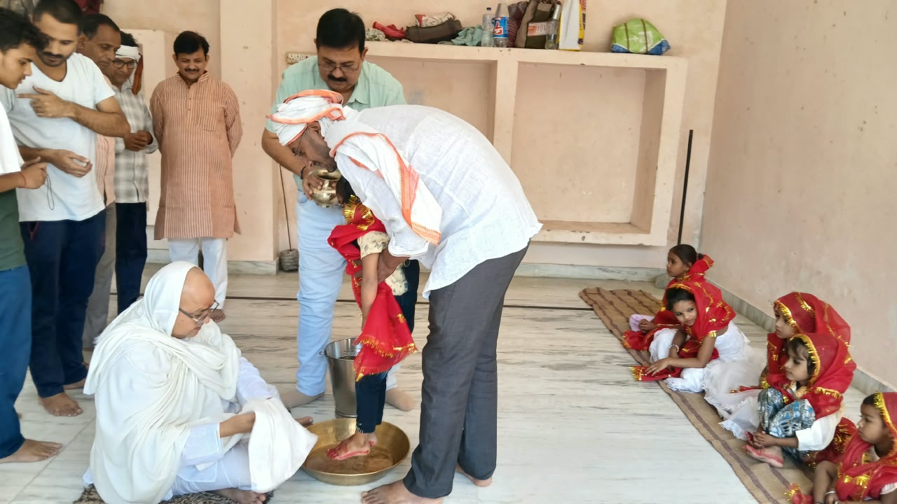 महानवमी पर अघोर पीठ में नौ कन्याओं एवं बटुक भैरव का पूजन, गुरुदेव अवधूत छबीले राम जी ने चरण पखारकर कराया भोजन