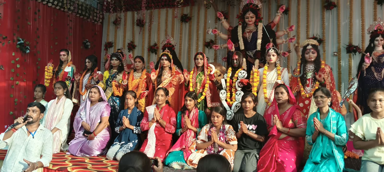 गंगा-जमुनी तहजीब की मिसाल बनीं नरगिस, मां शैलपुत्री का स्वरूप धारण कर दिया एकता का संदेश  जखनिया में शारदीय नवरात्र की नवमी पर शांति ब्राइडल ब्यूटी पार्लर की छात्राओं ने धारण किया नवदुर्गा का स्वरूप, विधि-विधान से हुई कन्या पूजा