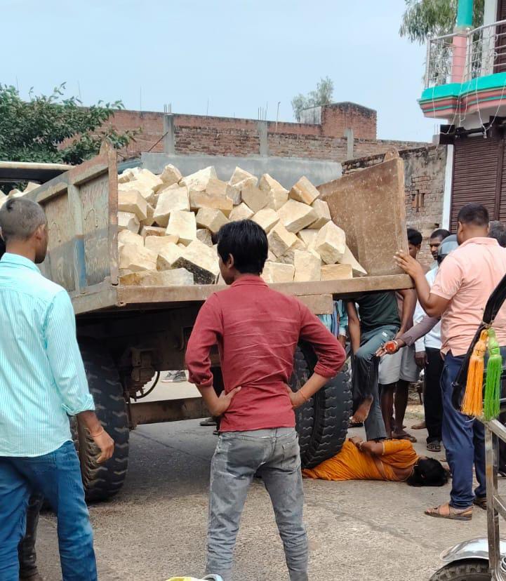 पत्थर सें लदे ट्रैक्टर की चपेट मे आने सें महिला की मौत जाँच मे जुटी स्थानीय पुलिस