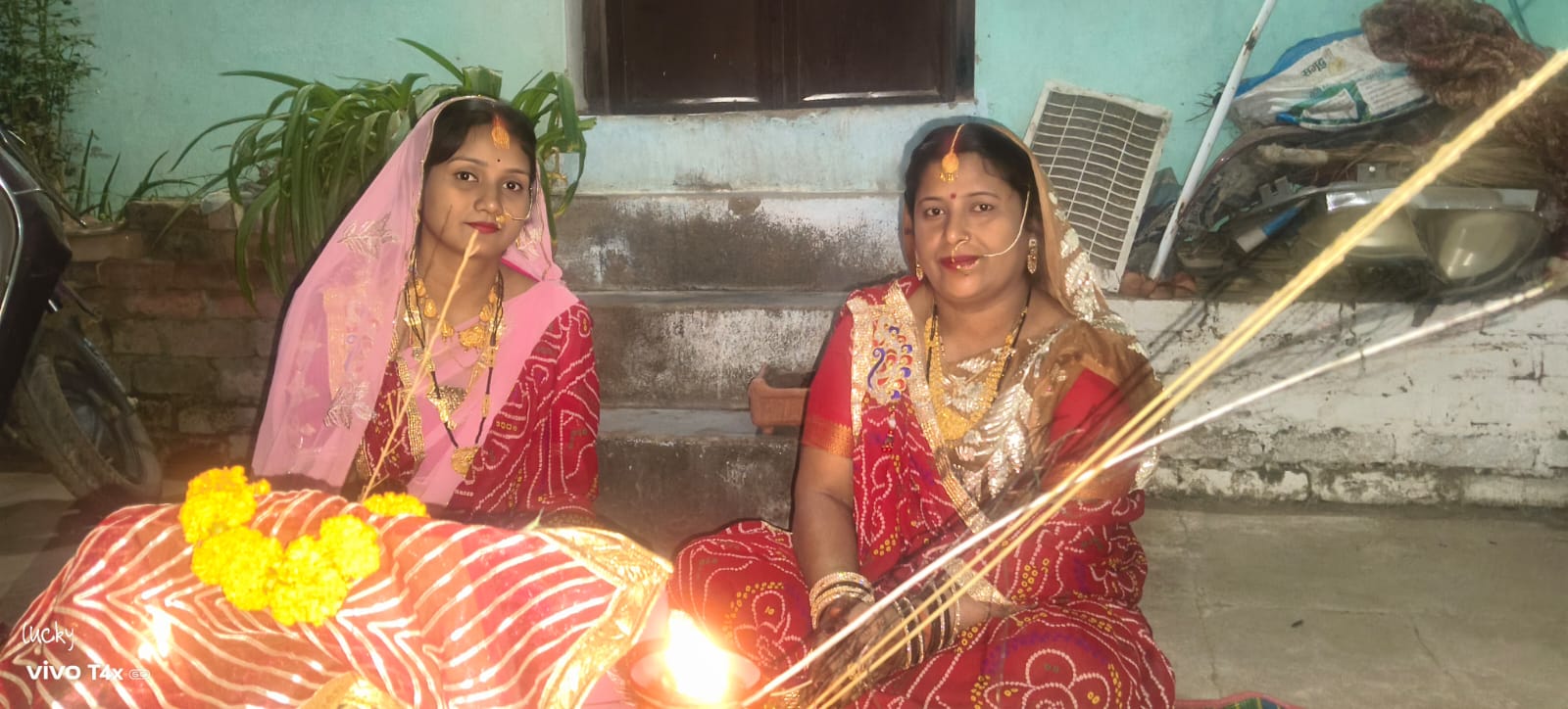 पति की लम्बी आयु के लिए सुहागिन नें रखा निर्जला करवा चौथ का व्रत